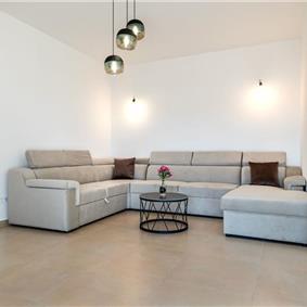 4 Bedroom Villa with Pool near Vodice town, Sibenik Riviera, sleeps 8